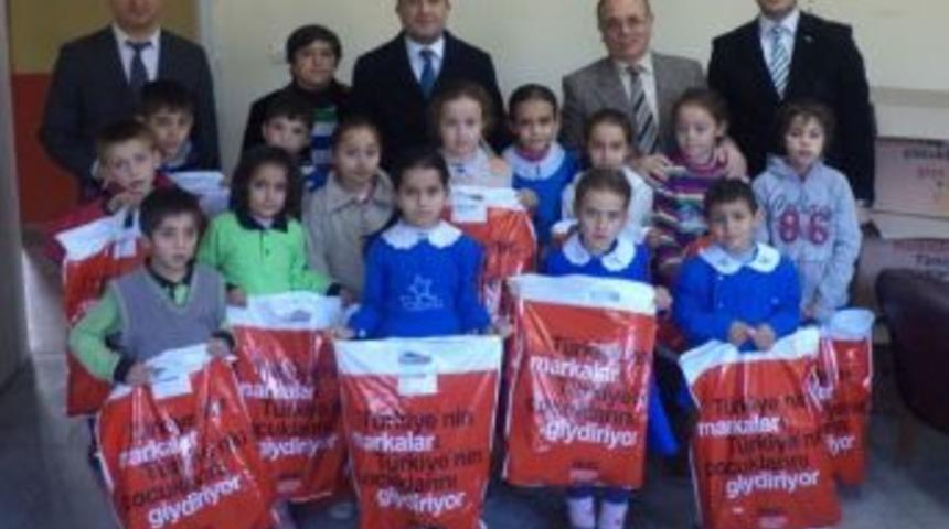 Birleşmiş Markalar Derneği Tarafından &Ouml;ğrencilere Giyim Yardımı Yapıldı