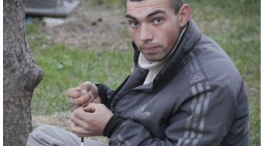 (&ouml;zel Haber) 2 Tl'ye Sattığı Tespihlerle Kardeşini Okutuyor