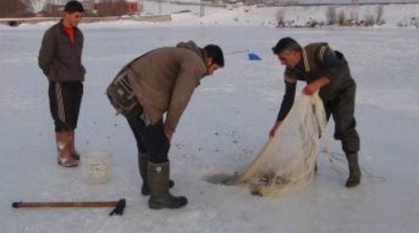 Ekmeklerini, Buzun Altından &Ccedil;ıkarıyorlar