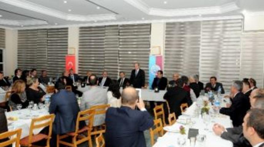 Vali &Ouml;zt&uuml;rk, Trabzon K&uuml;lt&uuml;r&uuml;n&uuml; Yaşatma Derneği Yemeğine Katıldı