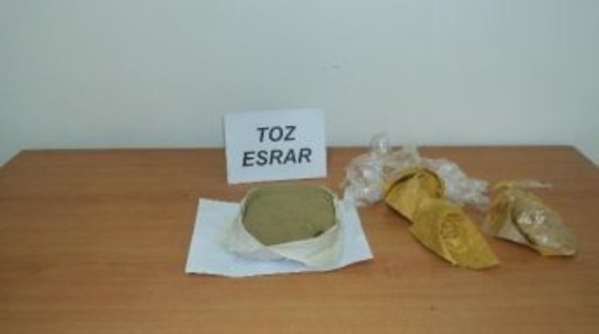 Spor &Ccedil;antasından 1 Kilo Esrar &Ccedil;ıktı