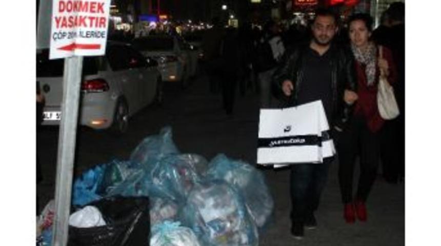 '&ccedil;&ouml;p D&ouml;kmek Yasaktır' Tabelasının Altındaki &Ccedil;&ouml;pler G&ouml;renleri Şaşırtıyor