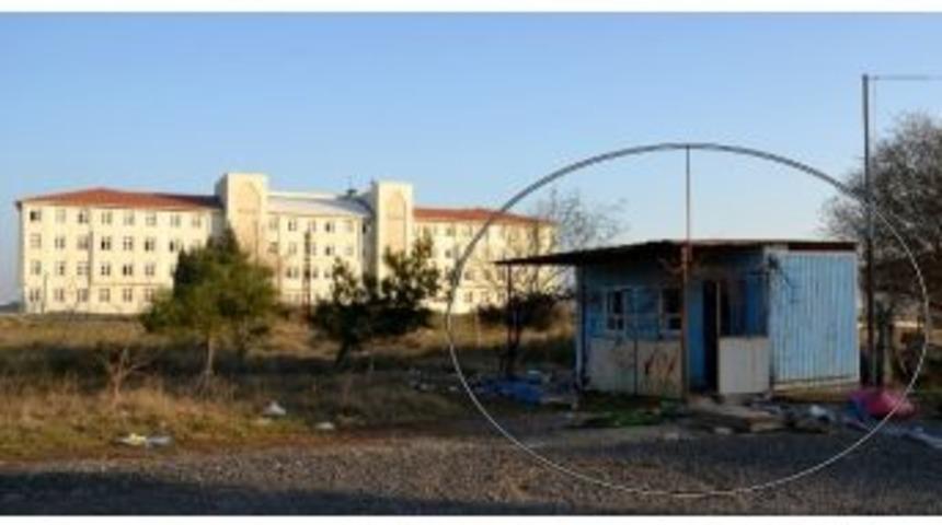 Okullar B&ouml;lgesindeki Konteyner Ev Korkutuyor