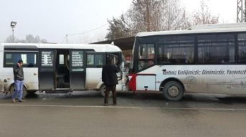 Minib&uuml;s Park Halindeki Belediye Halk Otob&uuml;s&uuml;ne &Ccedil;arptı