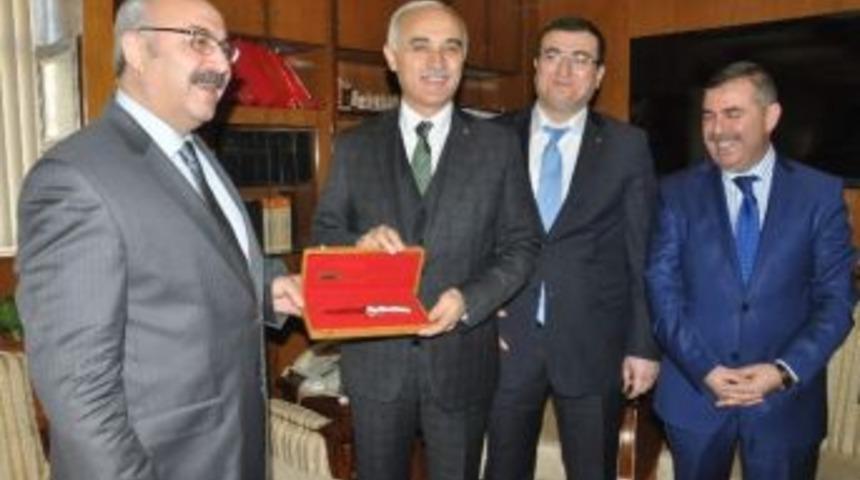 M&uuml;siad Genel Başkanı'nı Duygulandıran Hediye