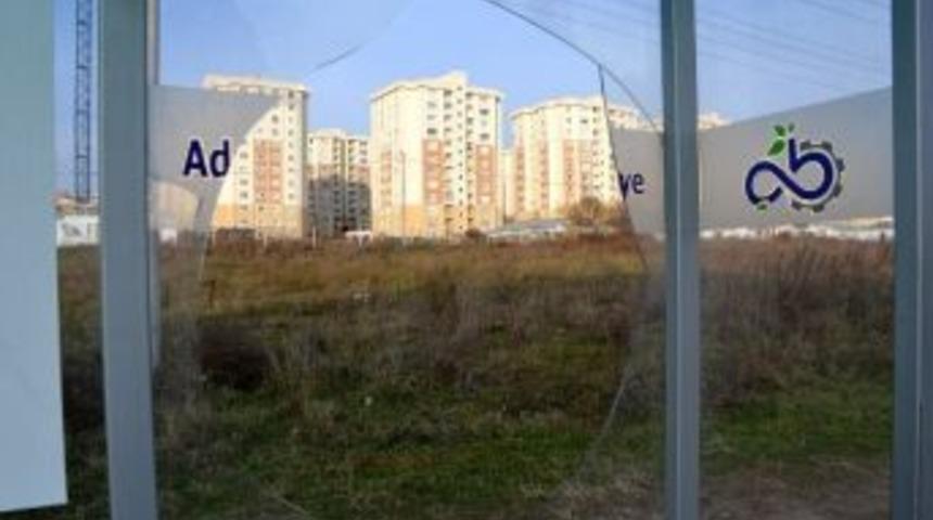 &Ccedil;orlu'daki Otob&uuml;s Duraklarının Camlarını Kırdılar