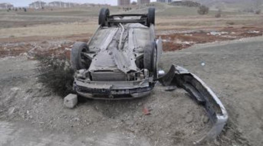 Virajı Alamayan Şof&ouml;r Kaza Yaptı