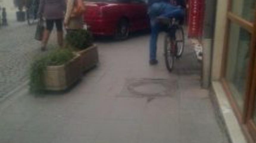 Ara&ccedil;lar Kaldırımlarda Yayalar Yollarda