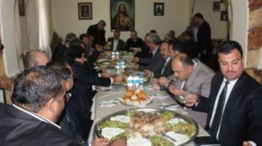 Farklı Dinlerin Temsilcileri 'maklube' Yemeğinde Buluştu