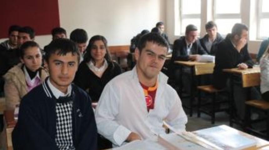 Hayaline Kavuşan Engelli Gen&ccedil; Mutluluktan U&ccedil;uyor