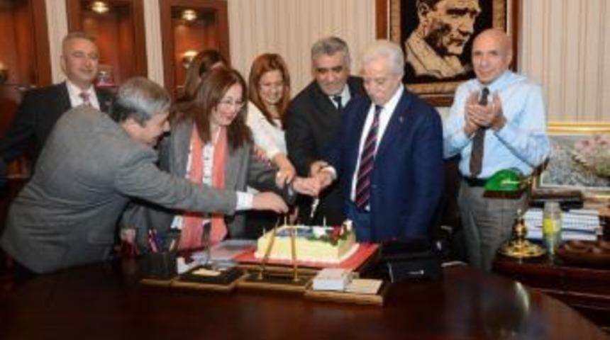 Aldırmaz&rsquo;a S&uuml;rpriz Doğum G&uuml;n&uuml; Kutlaması