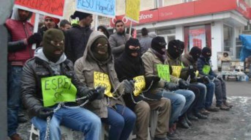 Tutuklu Arkadaşları I&ccedil;in Zincirli Eylem Yapıyor