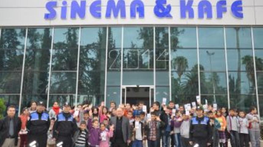Kadirli'de 200 &Ccedil;ocuk Ilk Defa Sinemada Film Izledi