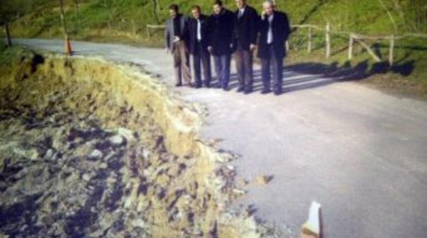 Cumayeri K&ouml;y Yollarında Heyelan Tehlikesi