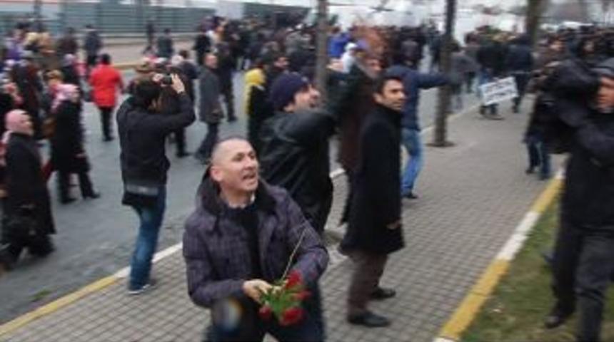 Zaman &Ccedil;alışanlarından Protestoculara Karanfilli Cevap