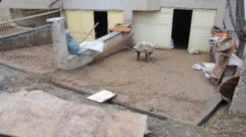 Şebeke Suyu Patladı Evleri Su Bastı