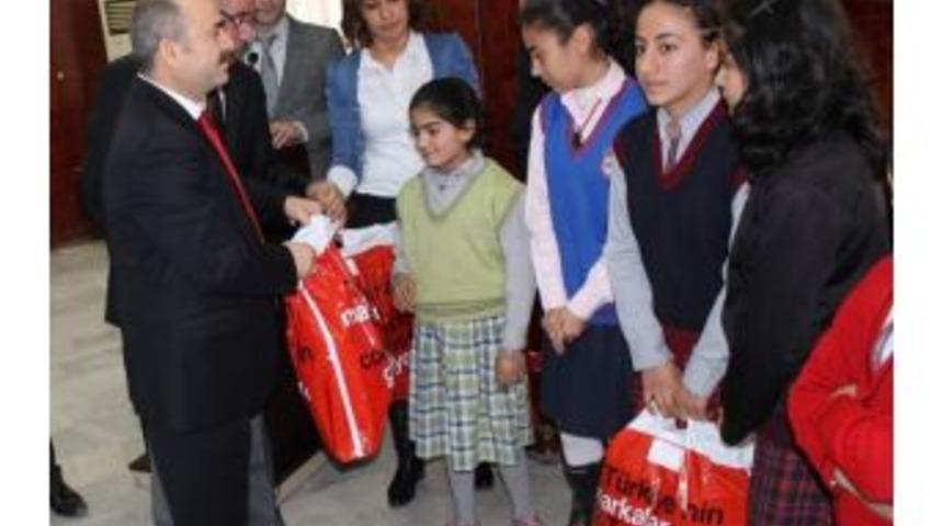 Siirt'te 3 Bin &Ouml;ğrenciye Giyim Yardımı