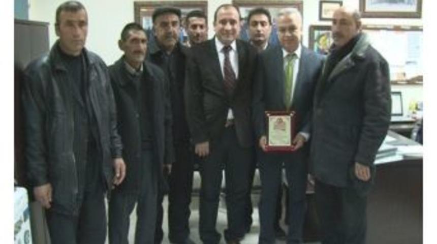 Par&ccedil;ikan Eğitim Ve K&uuml;lt&uuml;r Derneği&rsquo;nden Yılmaz&rsquo;a Plaket