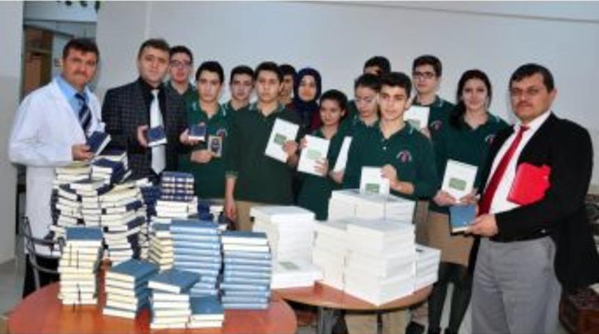 Manisa Fen Lisesi &Ouml;ğrencilerine Kur'&acirc;n Meali Dağıtıldı