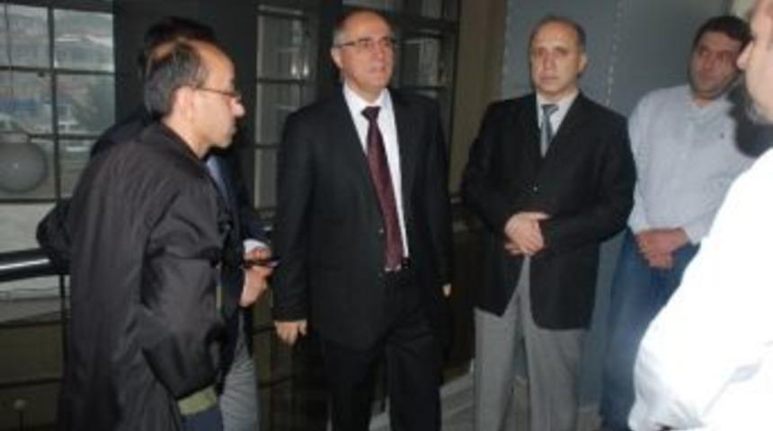 Vali &Ouml;z&ccedil;imen, Otomobilin &Ccedil;arptığı &Ouml;ğrenciyi Ziyaret Etti