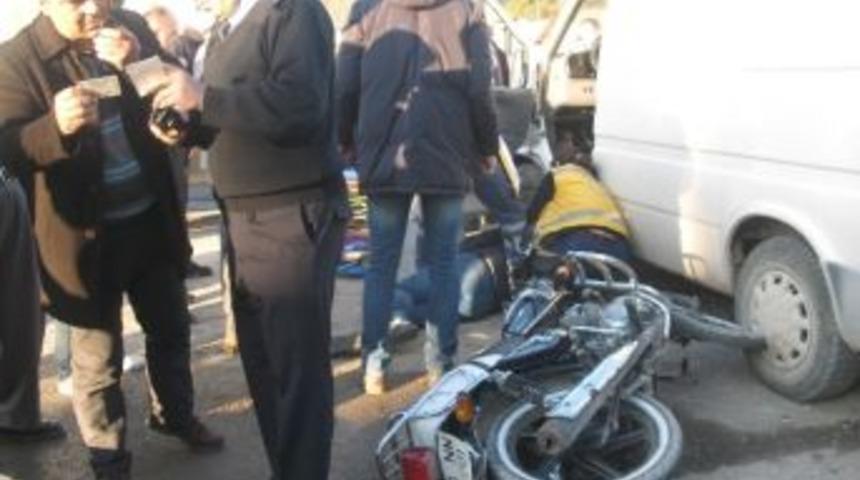 Motosikletle Minib&uuml;s &Ccedil;arpıştı: 1 Yaralı