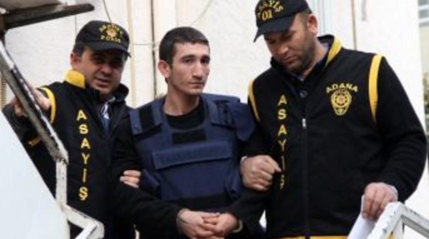 Dolmuş&ccedil;u Şof&ouml;r&uuml; &Ouml;n&uuml;n&uuml; Kesen Eylemciyi Vurdu