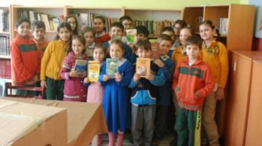 K&uuml;lt&uuml;rl&uuml; &Ouml;ğrenciler Dağ Il&ccedil;elerine Kitap G&ouml;t&uuml;rd&uuml;