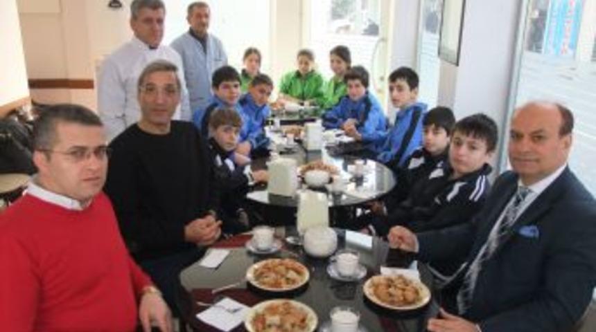 Masa Tenisi Şampiyonlarının Primi S&uuml;tl&uuml; B&ouml;rekli Kahvaltı Oldu