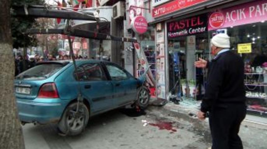 Kontrolden &Ccedil;ıkan Otomobil Kozmetik Mağazasına Girdi : 8 Yaralı