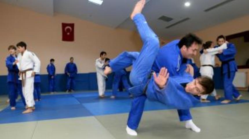 Başkan D&uuml;ndar, Judo Takımı Ile Antrenmana &Ccedil;ıktı