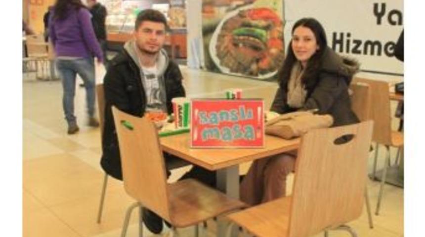 Demirpark Avm&rsquo; De 'şanslı Masa' S&uuml;rprizi