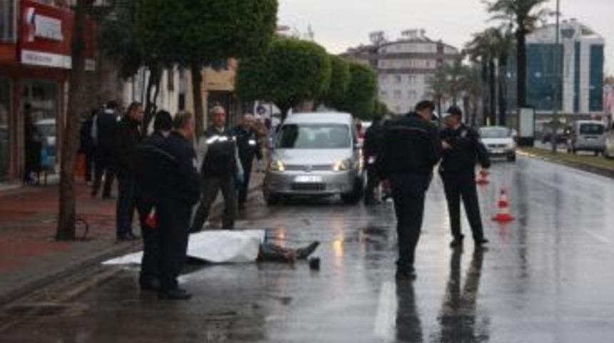 Otomobilin &Ccedil;arptığı Emekli &Ouml;ğretmen Hayatını Kaybetti