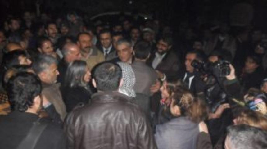 Bdp'li Ayhan&rsquo;a Havai Fişekli Karşılama