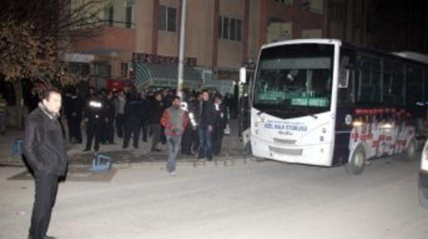 Otob&uuml;s&ccedil;&uuml;lerin Yolcu Kavgası Hastanede Bitti: 3 Yaralı