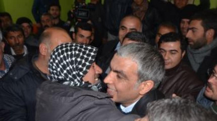 Tahliye Olan BDP&rsquo;li Ayhan Şanlıurfa'da Partilileri Ile Buluştu