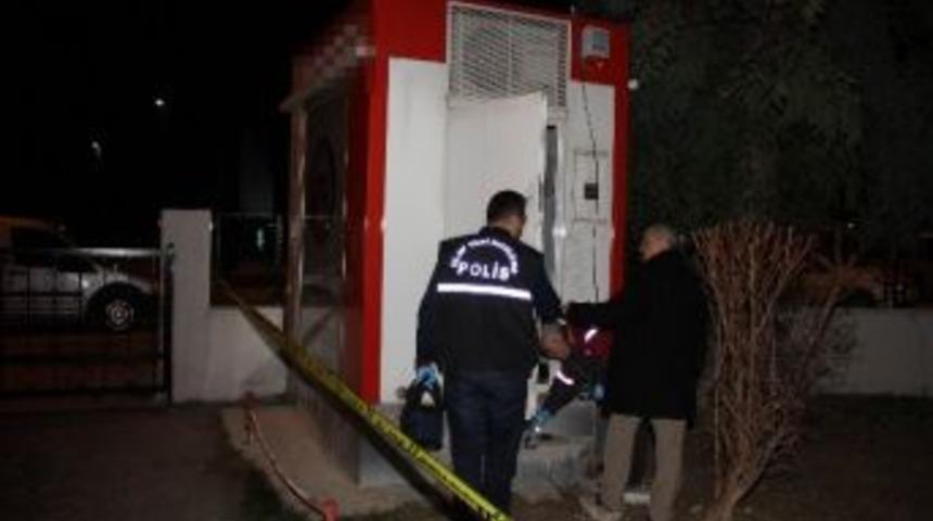Polislerin Oturduğu Sitenin Bah&ccedil;esindeki Atm'yi Soymaya Kalktılar