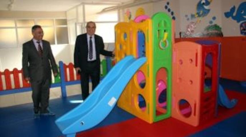 Suşehri Belediye Başkanı Sel, Anaokulu &Ouml;ğrencilerine &Ccedil;ocuk Oyun Grubu Hediye Etti
