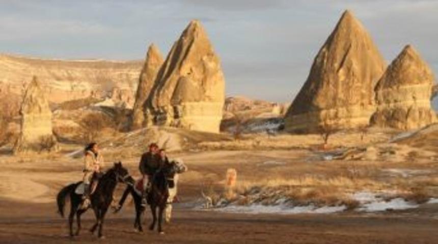Turistler Kapadokya Vadilerini Atlarla Keşfediyor