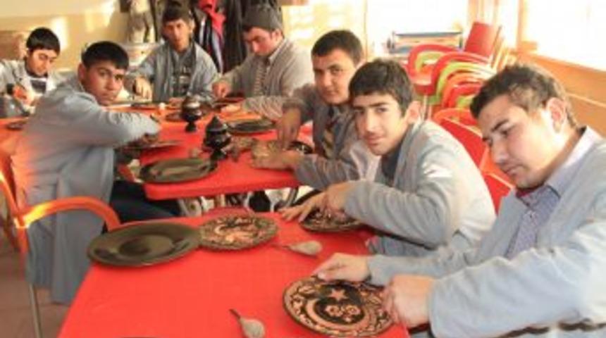 Engelli Gen&ccedil;ler Bakır Ustalığına Soyundu