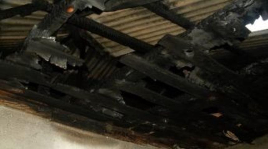 S&uuml;t Satarak Biriktirdiği Parayla Yaptırdığı Evi Yangında K&uuml;l Oldu