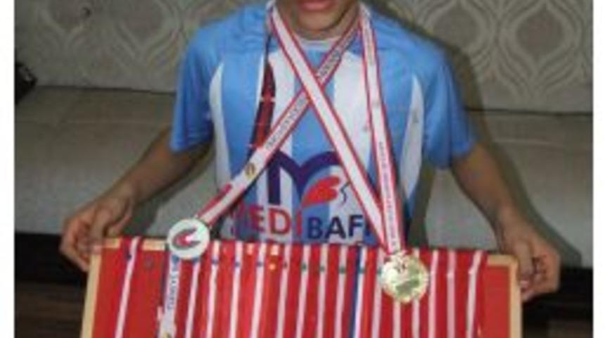 Bafralı Madalya Avcısı &Ouml;ğrenci