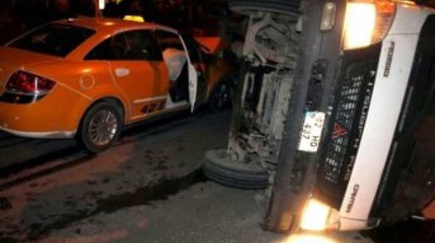 Otomobille &Ccedil;arpışan Kamyonet Devrildi