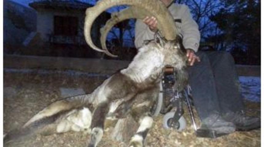 Engelli Avcı Dağ Ke&ccedil;isi Vurdu