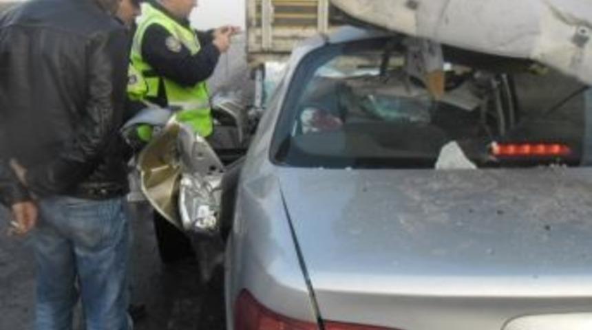 Otomobil Duran Kamyona &Ccedil;arptı 1 &Ouml;l&uuml;