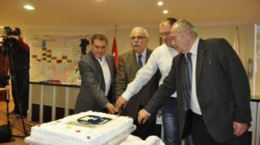 Belediye Meclisine Pastalı A&ccedil;ılış