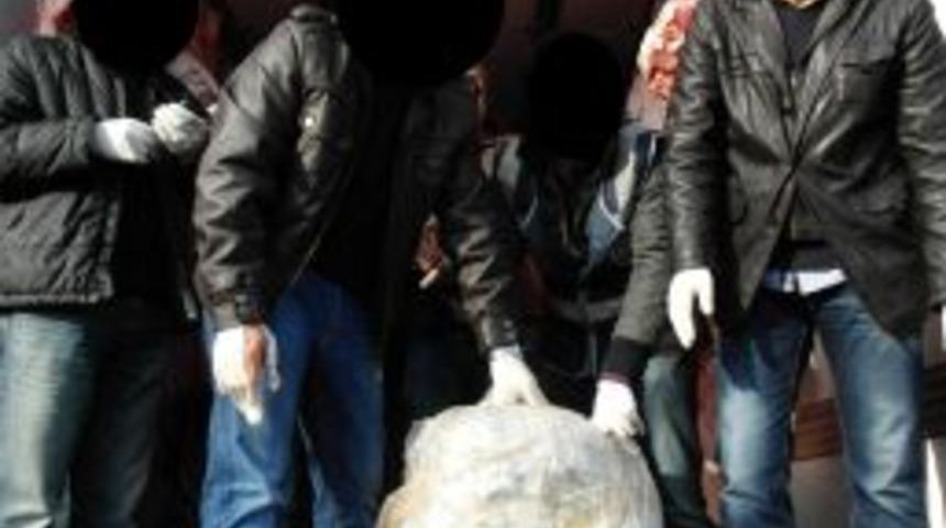 Kamyonda Y&uuml;kl&uuml; Etlerin Arasında Esrar Ele Ge&ccedil;irildi