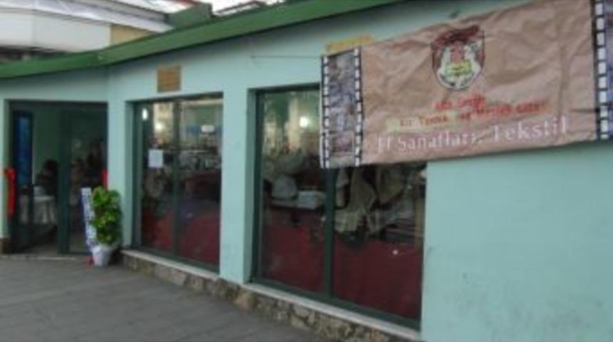 Sergiledikleri El Sanatlarında Okullarına Destek Sağlıyorlar