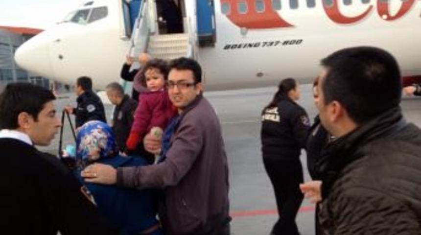 Polis Yolcuları U&ccedil;aktan Zorla Indirdi