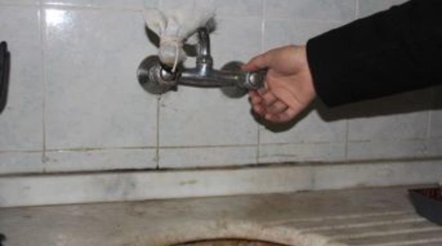 Hakkari&rsquo;de İ&ccedil;me Suyu Aboneleri Dondu