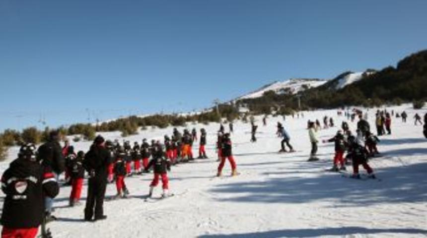 Belediye, &Ouml;ğrencilere Kayak Eğitimi Veriyor